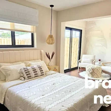Newly-Renovated, Designer Apt Close To The Beach